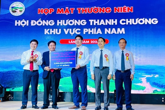 Hội Đồng hương Thanh Chương khu vực phía Nam ủng hộ quỹ khuyến học và xây nhà cho hộ nghèo quê hương
