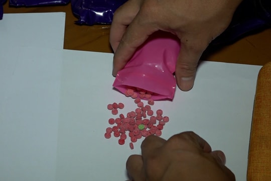 Bắt giữ đối tượng giấu 8.000 viên hồng phiến trong loa