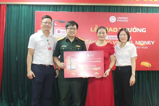 Khách hàng Nghệ An sử dụng Viettel Money, may mắn trúng thưởng 1 cây vàng 
