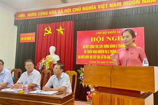 Đại biểu Quốc hội Võ Thị Minh Sinh tiếp xúc cử tri gắn với sinh hoạt định kỳ ở tổ chức cơ sở Đảng