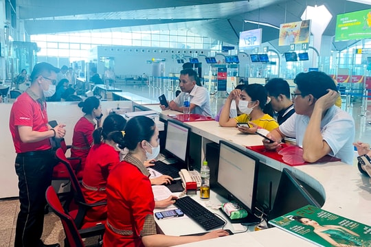 Nhiều hành khách mệt mỏi vì sự cố nứt đường băng sân bay Vinh 