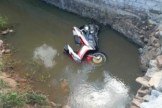 Xe máy mất lái lao xuống mương, 1 người chết, 1 người bị thương