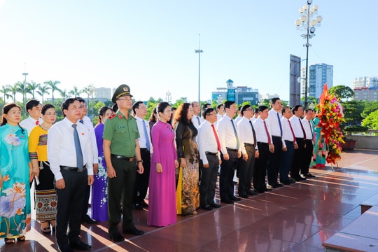 HĐND tỉnh Nghệ An dâng hoa tưởng niệm Chủ tịch Hồ Chí Minh