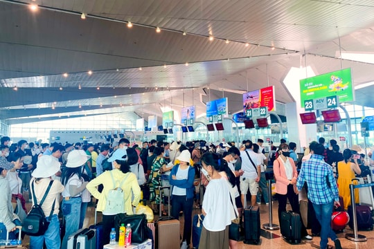 Sân bay Vinh 'đông như Tết' khi hoạt động trở lại