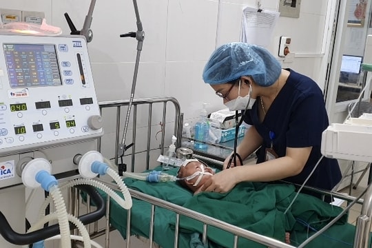 Bệnh viện Sản Nhi Nghệ An phẫu thuật cứu trẻ sơ sinh bị xuất huyết não nguy kịch