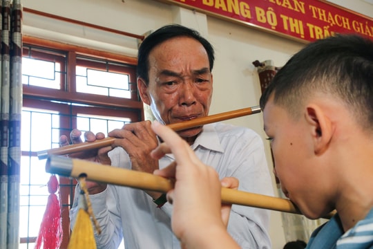 Dạy nhạc cụ dân tộc cho trẻ em miền núi trong ngày Hè