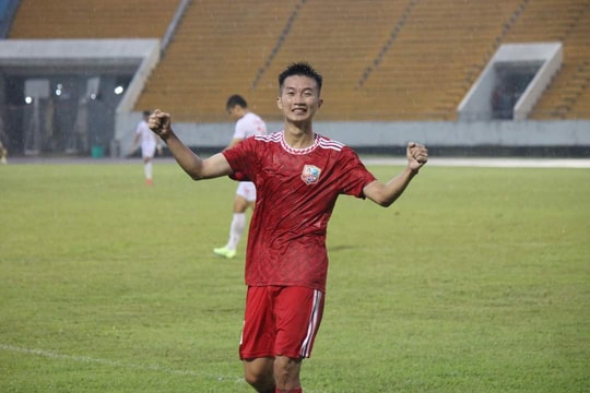 Nỗ lực tìm lại mình của tiền vệ từng được ví như 'truyền nhân của Phan Văn Đức'