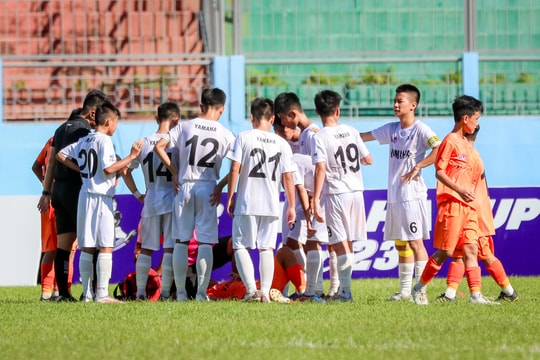 Cầu thủ trẻ SLNA có hành động đẹp dành cho cầu thủ đội bạn