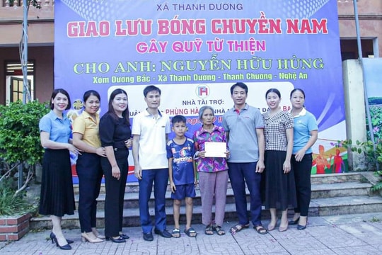 Giao lưu bóng chuyền quyên góp hơn 33 triệu đồng giúp đỡ gia đình có hoàn cảnh khó khăn