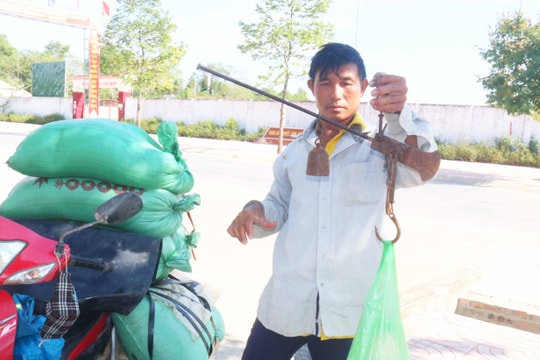 Nhọc nhằn nghề bán muối rong