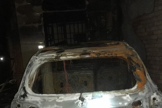 Nhà dân cạnh Bệnh viện Phổi Nghệ An bốc cháy trong đêm