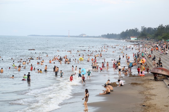 Nắng nóng gay gắt, khách du lịch ồ ạt đổ về Cửa Lò