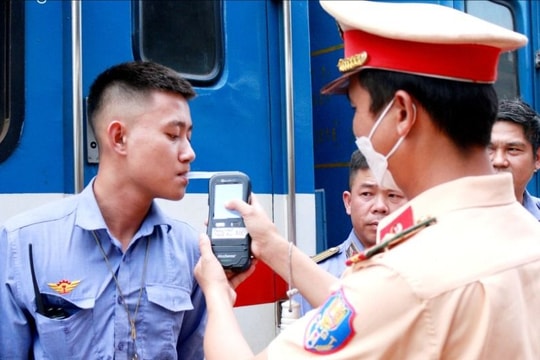 Thực hiện thổi nồng độ cồn đối với lái tàu, nhân viên Ga Vinh
