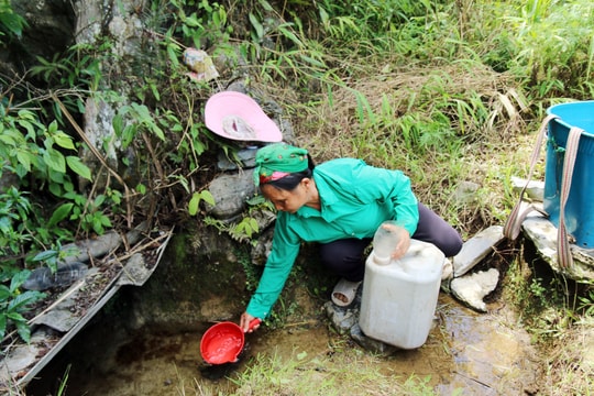 Người dân vùng cao Nghệ An vào rừng tìm từng gáo nước