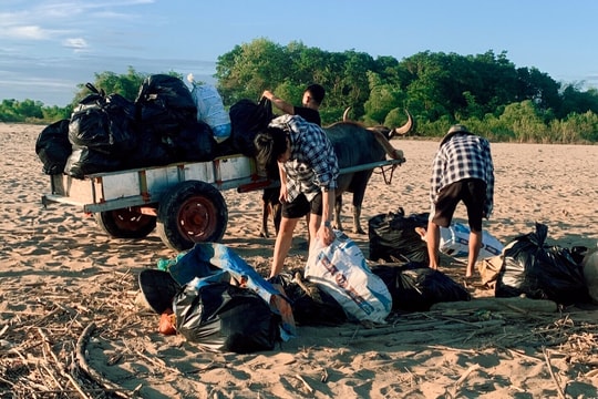 Nhóm 'Gen Z' Thanh Chương căng mình dưới nắng thiêu thu gom rác