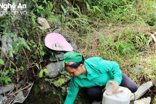 Người dân Kỳ Sơn mang xô, can vào rừng kiếm nước 