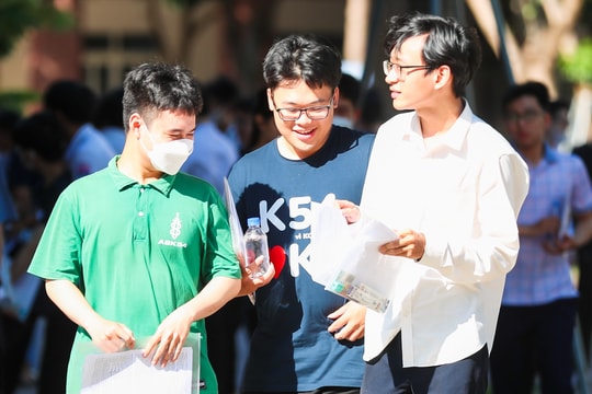 Thí sinh Nghệ An tìm nhiều phương án xét tuyển khi cửa vào đại học bằng điểm thi tốt nghiệp ngày càng hẹp