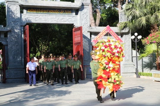 Công an tỉnh Nghệ An dâng hoa tưởng niệm Chủ tịch Hồ Chí Minh và đồng chí Trần Quốc Hoàn