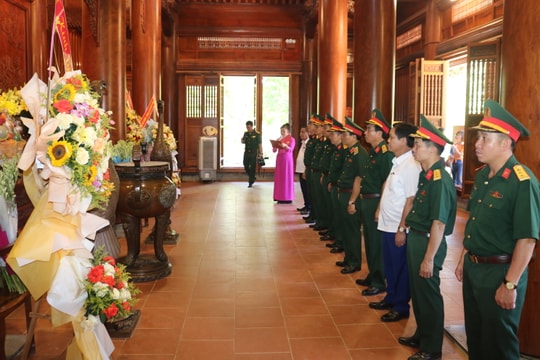 Trung tướng Nguyễn Doãn Anh và đoàn công tác Bộ Tổng tham mưu dâng hương tưởng niệm Chủ tịch Hồ Chí Minh