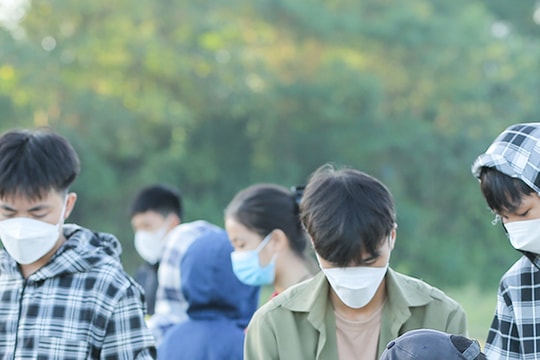 Nhóm bạn trẻ Thanh Chương tình nguyện thu gom rác 