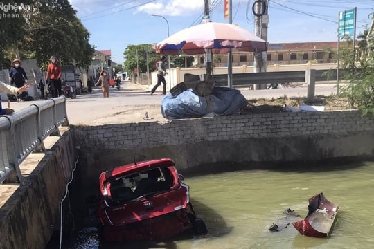 Ô tô gặp nạn lao xuống kênh, người dân đập cửa cứu tài xế