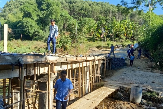 3 mẹ con ở Thanh Chương góp tiền, tự thiết kế, xây dựng cầu bê tông qua suối