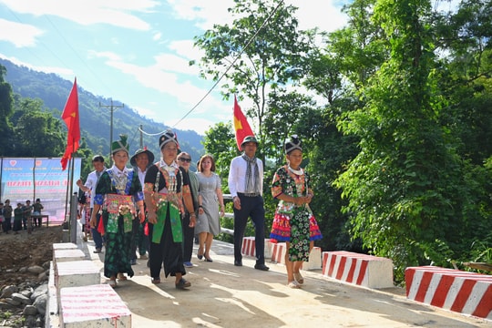Lãnh đạo tỉnh Nghệ An dự Lễ khánh thành cầu dân sinh ở bản biên giới