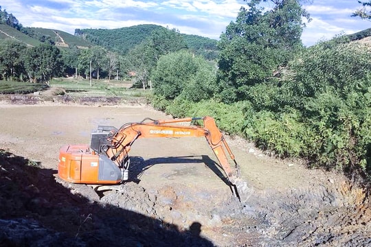 Nông dân huyện Thanh Chương tạo bể chứa 'khủng' chờ mưa 