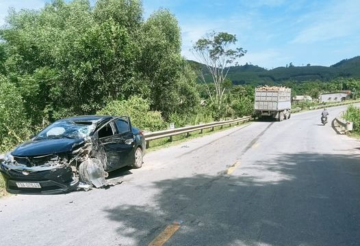 Đối đầu giữa xe tải và xe con, 1 người bị thương