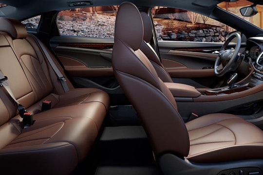 Lý do ghế giữa hàng sau trên ô tô thường lồi