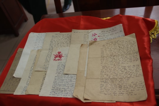 Bảo tàng Quân khu 4 tiếp nhận hiện vật gia đình liệt sĩ hiến tặng 