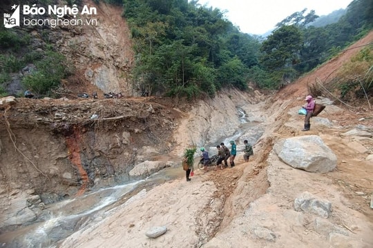Bà con vùng lũ Kỳ Sơn cần lắm cây cầu bắc qua khe Huồi Cọm, Tà Cạ