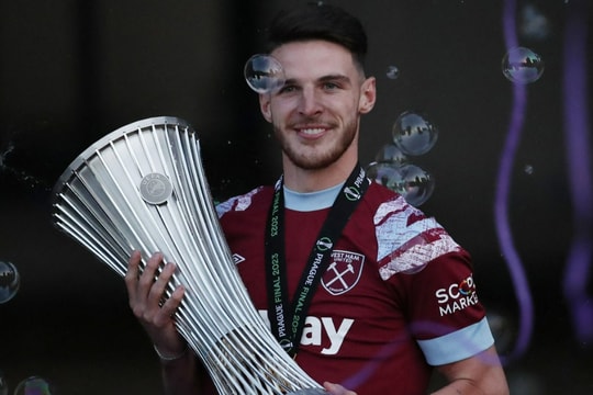 Declan Rice đi vào lịch sử bóng đá Anh