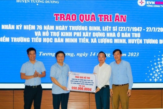 Tổng Công ty Phát điện 1 trao 200 phần quà cho các gia đình chính sách, hỗ trợ kinh phí xây nhà bán trú tại Tương Dương