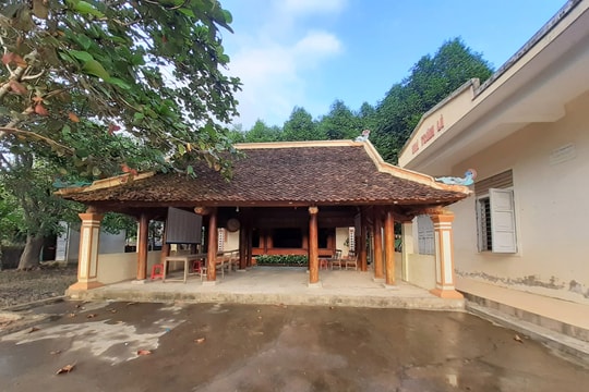 Vẻ đẹp của ngôi đình cổ giữa vùng rốn lũ