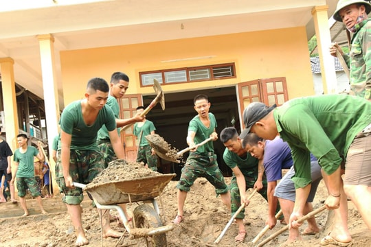 Hàng trăm cán bộ, chiến sĩ giúp người dân Tà Cạ khôi phục lại nhà văn hóa cộng đồng sau cơn lũ lịch sử