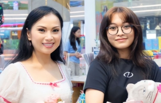 'Ca sĩ tỷ phú' Hà Phương cùng 2 con gái ruột giúp trẻ em khó khăn, mồ côi