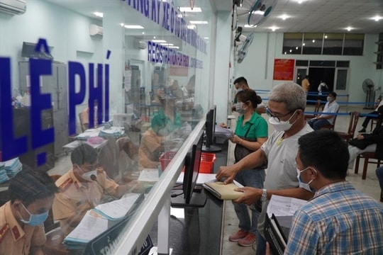 Biển số xe đang dùng có phải chuyển sang biển số định danh từ ngày 15/8?