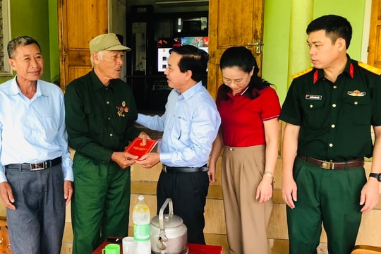 Phó Chủ tịch HĐND tỉnh tặng quà các gia đình chính sách ở huyện Quỳ Hợp