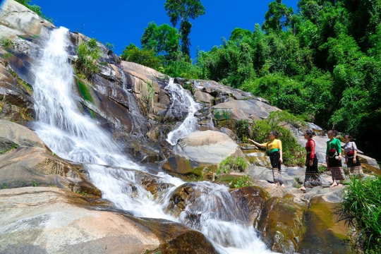 Khám phá thác Khe Bàn và thác Đũa - 2 điểm đến mới của du lịch Quỳ Châu