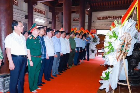 Bí thư Thành ủy Hà Nội Đinh Tiến Dũng dâng hương tưởng niệm liệt sĩ tại Khu Di tích lịch sử Quốc gia Truông Bồn