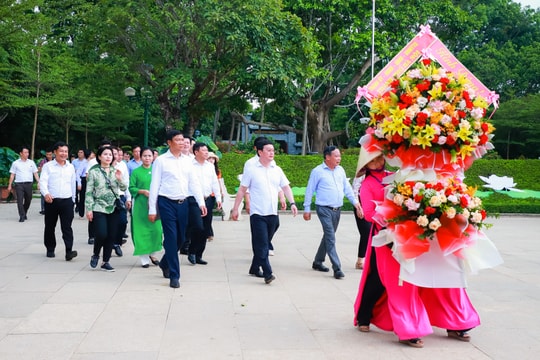 Đoàn đại biểu Thủ đô Hà Nội dâng hương tưởng niệm Chủ tịch Hồ Chí Minh và các anh hùng liệt sĩ tại Nghệ An