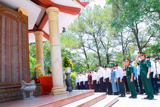 Lãnh đạo tỉnh Nghệ An tưởng niệm Đại tướng Võ Nguyên Giáp và các anh hùng liệt sĩ tại Quảng Bình, Quảng Trị