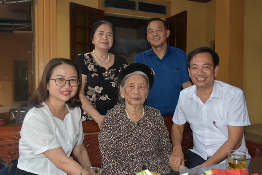 Báo Nghệ An thăm và tặng quà Mẹ Việt Nam anh hùng ở huyện Hưng Nguyên