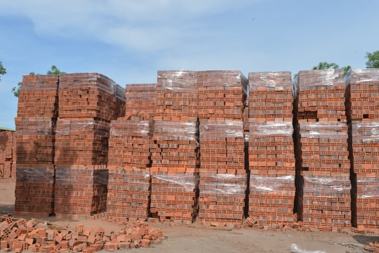 Gạch nung tuynel 'tắc' đầu ra, nhiều nhà máy hoạt động cầm chừng 