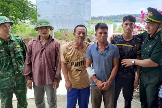 Kịp thời cứu sống 4 ngư dân Nghệ An bị chìm tàu 