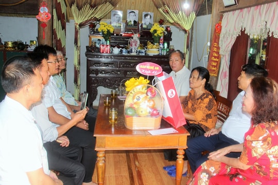 Báo Nghệ An thăm, tặng quà thân nhân các nhà báo liệt sĩ