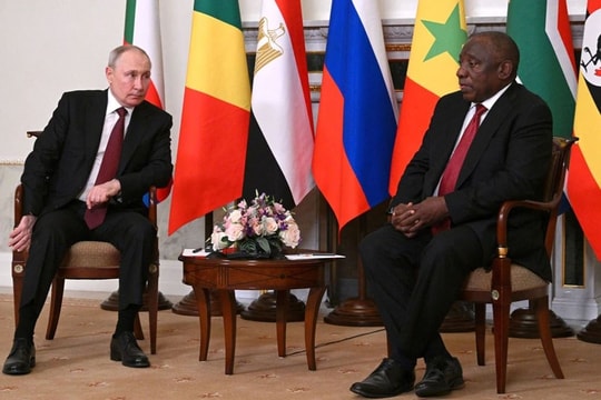 Nhà lãnh đạo Nam Phi nói việc bắt giữ Tổng thống Putin là lời tuyên chiến với Nga