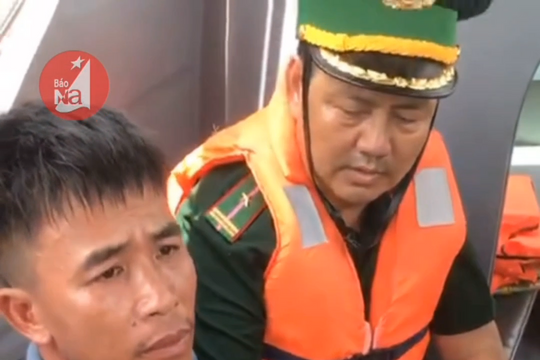 4 ngư dân Nghệ An bị chìm tàu vừa được cứu sống