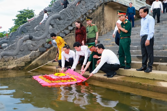 Lãnh đạo tỉnh Nghệ An dâng hương, dâng hoa tại Nghĩa trang liệt sĩ quốc gia Đường 9, Thành cổ Quảng Trị, thả hoa trên sông Thạch Hãn